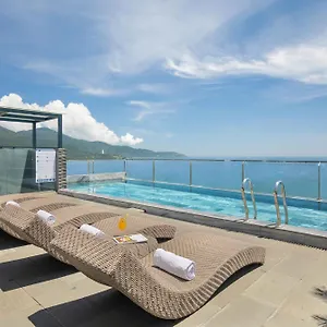 ホテル Mangata Beachfront - Rooftop Bar Sea View, ダナン市